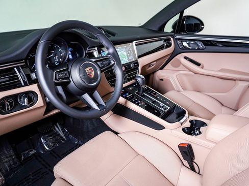 Certified 2025 Porsche Macan image 4