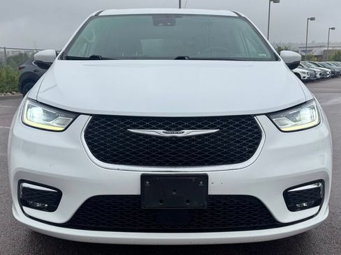 Used 2023 Chrysler Pacifica Touring-L FWD image 2