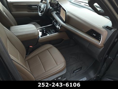 Used 2025 Chevrolet Suburban High Country AWD/4WD image 47