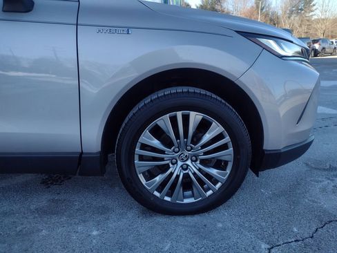 Used 2021 Toyota Venza XLE image 10