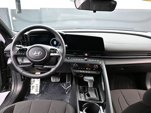 Certified 2025 Hyundai Elantra SEL FWD image 10