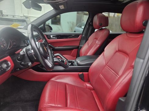 Used 2019 Porsche Cayenne S image 17