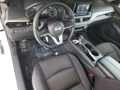 Used 2025 Nissan Altima 2.5 SV FWD image 12