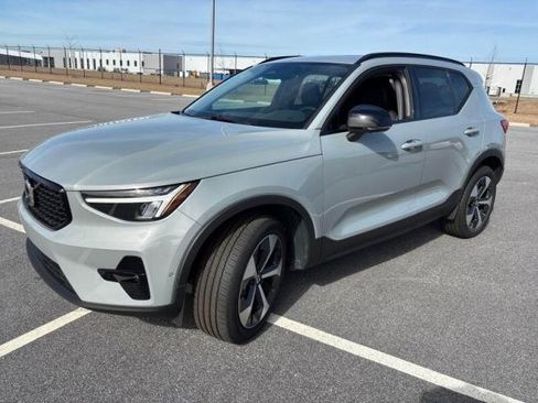 Certified 2025 Volvo XC40 B5 Plus image 1