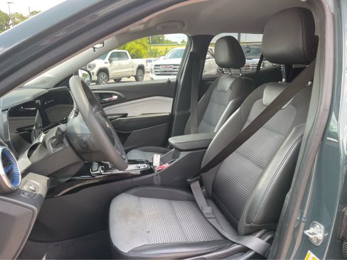 Used 2025 Chevrolet Trax LT FWD image 12