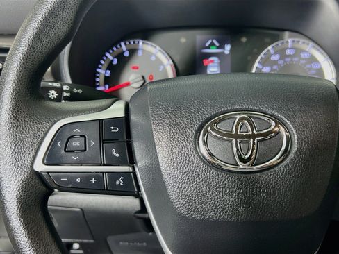 Used 2022 Toyota Highlander L FWD image 18