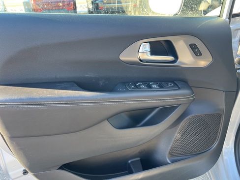 New 2026 Chrysler Pacifica Select image 17