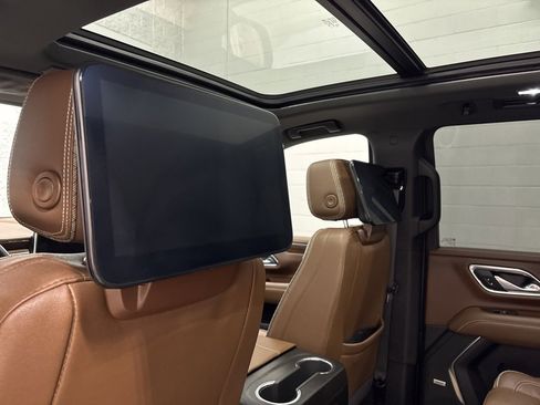 Used 2023 Chevrolet Suburban High Country w/ Advanced Technology Package image 30