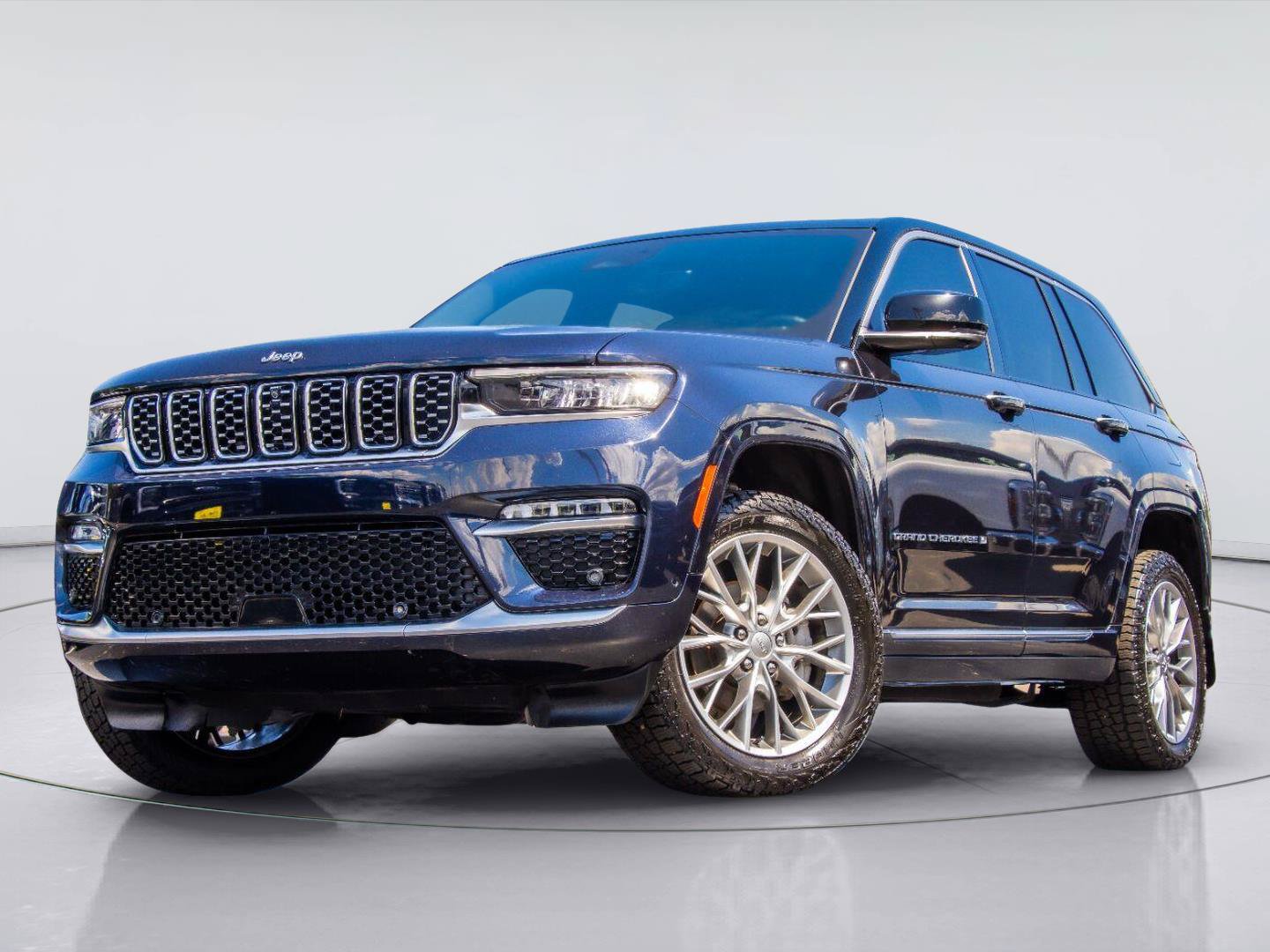 Used 2023 Jeep Grand Cherokee Summit w/ Luxury Tech Group V AWD/4WD image 1