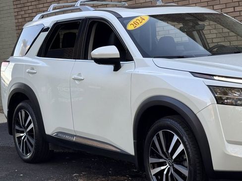 Used 2024 Nissan Pathfinder Platinum w/ Cargo Package image 4