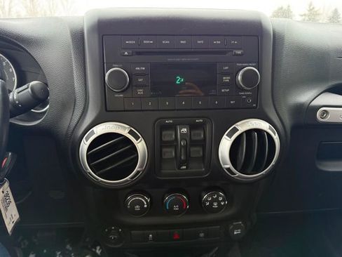 Used 2013 Jeep Wrangler Unlimited Sahara image 7