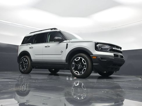 Used 2023 Ford Bronco Sport Outer Banks w/ Tech Package AWD/4WD image 3
