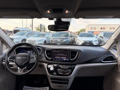 Used 2022 Chrysler Pacifica Touring-L FWD image 36