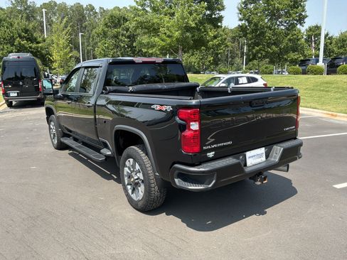 Used 2022 Chevrolet Silverado 2500 Custom w/ Custom Value Package AWD/4WD image 8