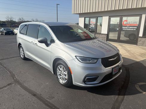 Used 2023 Chrysler Pacifica Touring-L FWD image 2