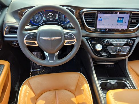 Used 2022 Chrysler Pacifica Pinnacle FWD image 11