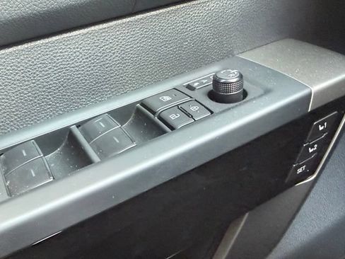 Used 2025 Toyota Tundra Limited AWD/4WD image 28