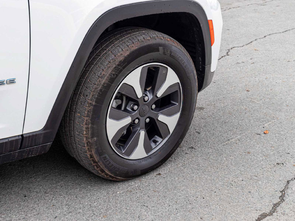 Used 2023 Jeep Grand Cherokee 4WD 4xe image 10