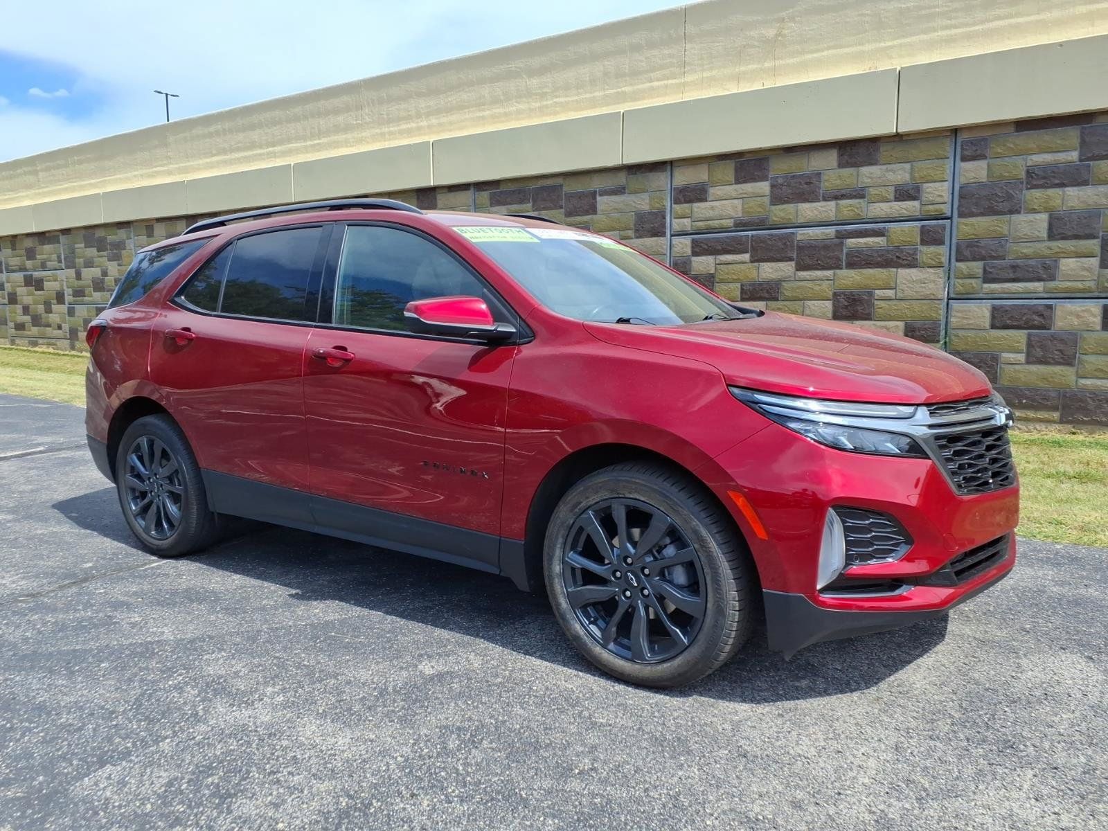 Used 2022 Chevrolet Equinox RS w/ Infotainment Package FWD image 1