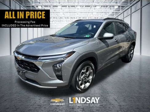 Used 2025 Chevrolet Trax LT FWD image 1