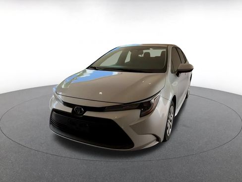 Used 2025 Toyota Corolla LE FWD image 4
