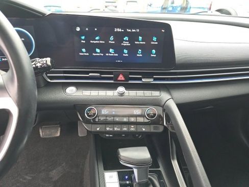 Used 2023 Hyundai Elantra Limited image 21