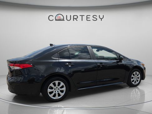 Certified 2022 Toyota Corolla LE FWD image 5