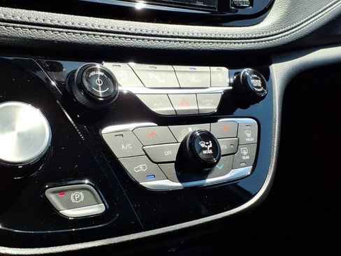 New 2027 Chrysler Pacifica Select AWD/4WD image 9