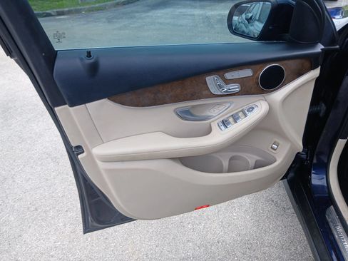 Used 2018 Mercedes-Benz GLC 300 w/ Premium Package image 11