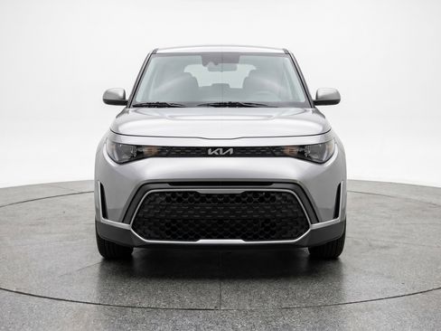 Used 2025 Kia Soul LX w/ LX Technology Package FWD image 2