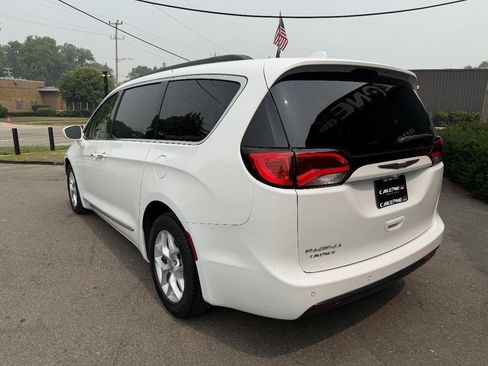 Used 2017 Chrysler Pacifica Touring-L w/ Tire & Wheel Group FWD image 6