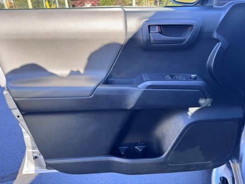 Used 2017 Toyota Tacoma SR image 18