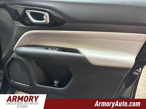 Used 2025 Jeep Compass Limited image 34