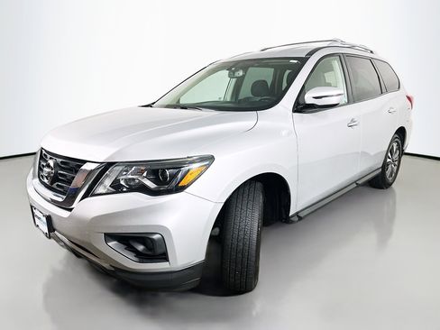 Used 2019 Nissan Pathfinder SV image 3