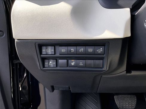 Used 2025 Toyota Sequoia Capstone image 36