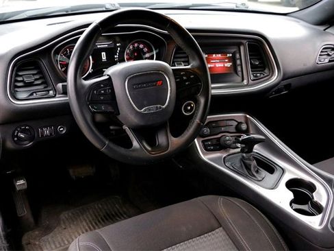 Used 2016 Dodge Challenger SXT image 9
