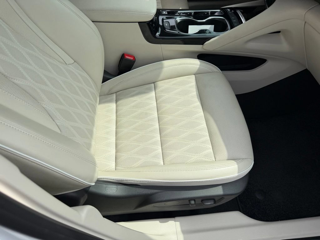 Used 2022 Buick Envision Avenir w/ Technology Package II FWD image 17