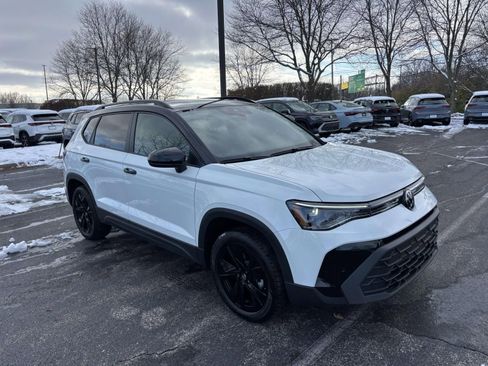 New 2026 Volkswagen Taos SE image 1