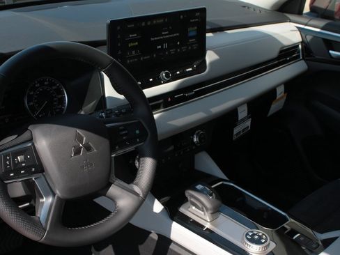 New 2025 Mitsubishi Outlander SE image 3