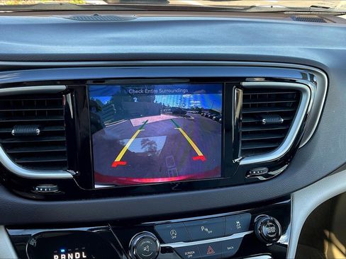 Used 2017 Chrysler Pacifica Touring-L image 14