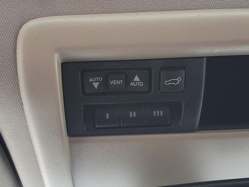 Used 2010 Jeep Commander Limited image 24