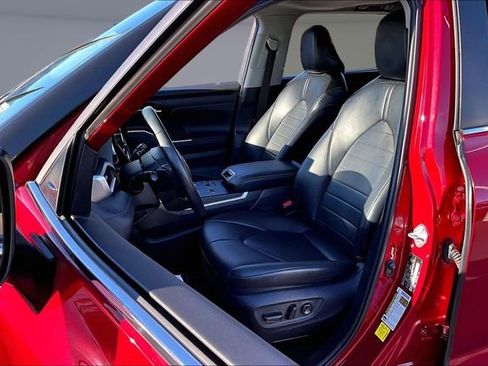 Used 2023 Toyota Highlander XLE image 21