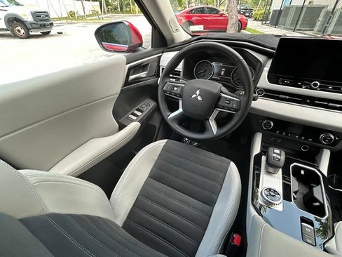 Used 2025 Mitsubishi Outlander SE FWD image 9