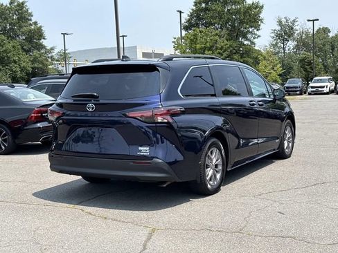 Used 2021 Toyota Sienna XLE w/ XLE Plus Package FWD image 2