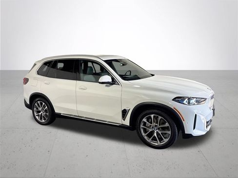 Used 2025 BMW X5 xDrive50e AWD/4WD image 4