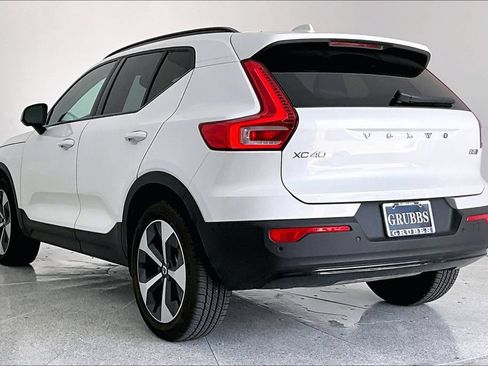 Used 2025 Volvo XC40 B5 Plus AWD/4WD image 12