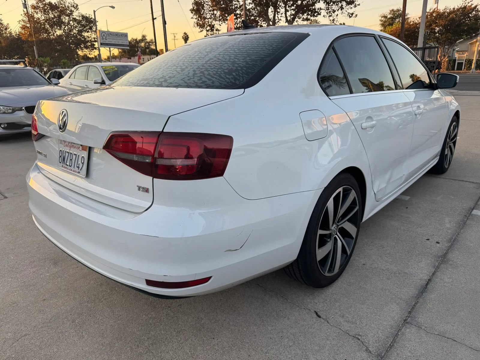 Used 2017 Volkswagen Jetta SE FWD image 2