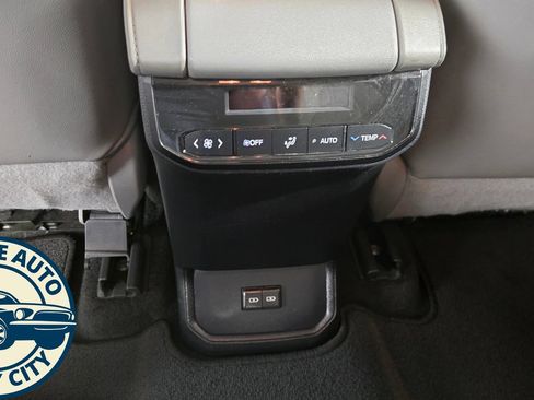 Used 2023 Toyota Highlander XLE AWD/4WD image 30