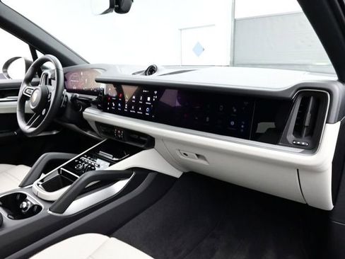 Certified 2025 Porsche Cayenne image 19