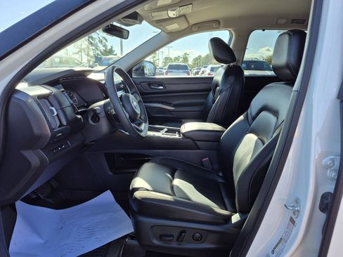 Used 2024 Nissan Pathfinder SL image 15